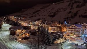 Το T2 Meublé Tourisme 3 etoiles, pied des pistes-parking privé avec balcon et superbe vue τον χειμώνα