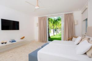 Postel nebo postele na pokoji v ubytování Amazing golf villa at luxury resort in Punta Cana, includes staff, golf carts and bikes