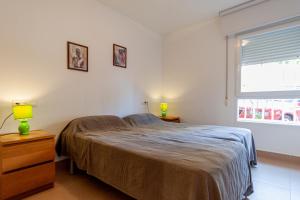 Un dormitorio con una cama grande y una ventana en Clipper 309, en La Manga del Mar Menor