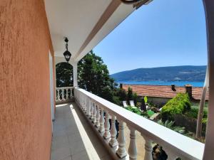 einen Balkon eines Hauses mit Meerblick in der Unterkunft Holiday Home Panorama House in Herceg-Novi