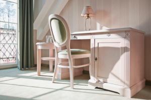 a pink desk with a chair and a mirror at Dworek nad Rozlewiskiem in Olkusz