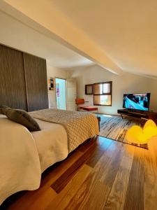 Postel nebo postele na pokoji v ubytování Suites & Balnéo chez l'habitant - Vue panoramique sur le Vercors