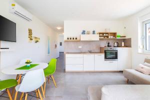 Ett kök eller pentry på Istriensonne 0685 - Apartment Sic