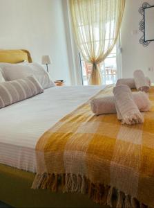 Una cama con manta y almohadas. en Villa Evi en Amoliani