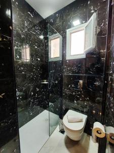 Ett badrum på Polymnia Luxury Apartments Argostoli