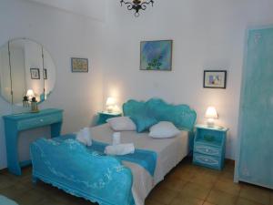Uma cama ou camas num quarto em Yacht Front Studio - Back Yard - No 7