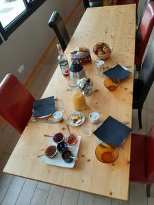 une table en bois avec des assiettes de nourriture dans l'établissement GITE AUBERGE EDELWEISS, à Seyssel