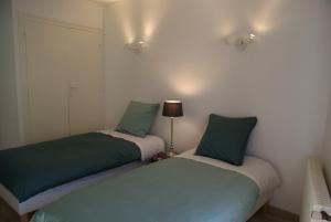 twee bedden naast elkaar in een kamer bij Escapade bourguignonne in Volnay