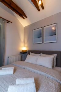 een slaapkamer met een groot bed met 2 kussens bij Apartman Park in Zlatibor