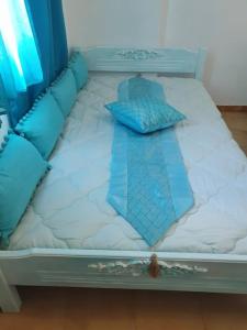 Uma cama ou camas num quarto em Yacht Front Studio - Back Yard - No 7