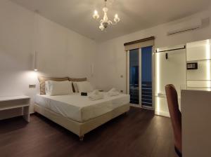 Кровать или кровати в номере Polymnia Luxury Apartments Argostoli