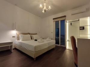 Postel nebo postele na pokoji v ubytování Polymnia Luxury Apartments Argostoli