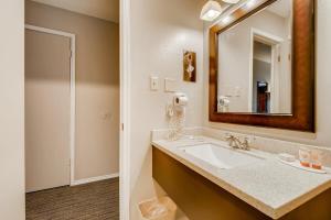 Koupelna v ubytování Orangewood Inn and Suites Midtown