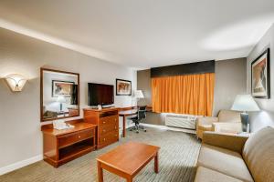 TV a/nebo společenská místnost v ubytování Orangewood Inn and Suites Midtown