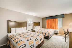 Postel nebo postele na pokoji v ubytování Orangewood Inn and Suites Midtown
