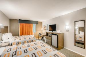 Postel nebo postele na pokoji v ubytování Orangewood Inn and Suites Midtown