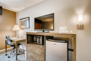 Kuchyň nebo kuchyňský kout v ubytování Orangewood Inn and Suites Midtown