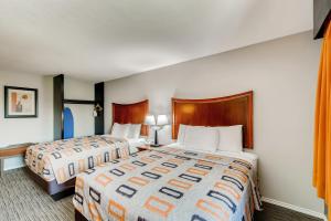 Postel nebo postele na pokoji v ubytování Orangewood Inn and Suites Midtown
