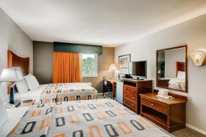 Postel nebo postele na pokoji v ubytování Orangewood Inn and Suites Midtown