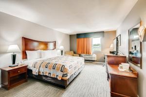 Ліжко або ліжка в номері Orangewood Inn and Suites Midtown