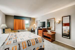 Postel nebo postele na pokoji v ubytování Orangewood Inn and Suites Midtown