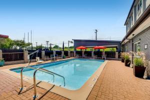 Bazén v ubytování Orangewood Inn and Suites Midtown nebo v jeho okolí