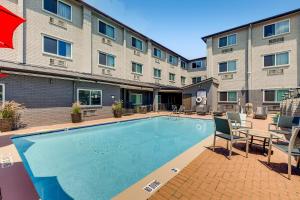 Bazén v ubytování Orangewood Inn and Suites Midtown nebo v jeho okolí