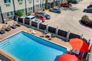Bazén v ubytování Orangewood Inn and Suites Midtown nebo v jeho okolí