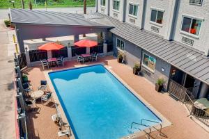 Bazén v ubytování Orangewood Inn and Suites Midtown nebo v jeho okolí