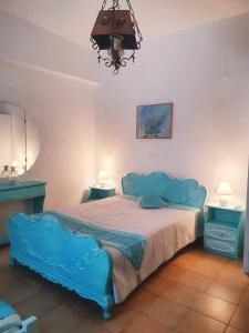 Uma cama ou camas num quarto em Yacht Front Studio - Back Yard - No 7