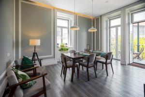 uma sala de jantar com mesa e cadeiras em The Hygge Lisbon Suites - Estrela em Lisboa