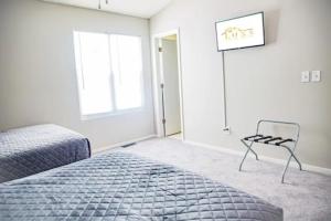 Ένα ή περισσότερα κρεβάτια σε δωμάτιο στο Graffiti Home Cozy & Convenient 1.7 Miles from KSU