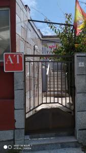 una puerta con un cartel delante de un edificio en Perla, en Tui