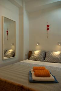 Postel nebo postele na pokoji v ubytování White cycladic town house with sea vew