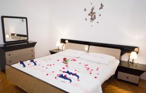 Un dormitorio con una cama con corazones. en Apartment Pčelica Maja, en Podstrana