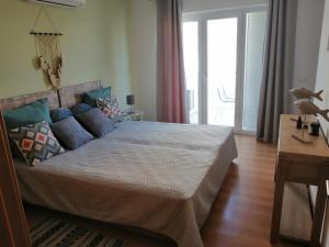 ein Schlafzimmer mit einem großen Bett in einem Zimmer in der Unterkunft Apartamento Duplex - Cabanas Garden in Tavira
