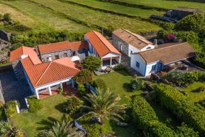 una vista aérea de una casa con patio en Quinta Perpetua, Casa Pico en Alto do Sul