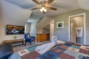 Ένα ή περισσότερα κρεβάτια σε δωμάτιο στο Baby Bear by HoneyBearCabins +26 φωτογραφίες