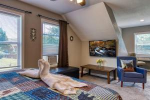 Μια τηλεόραση ή/και κέντρο ψυχαγωγίας στο Baby Bear by HoneyBearCabins