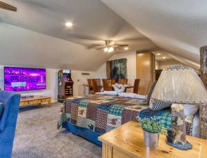 Μια τηλεόραση ή/και κέντρο ψυχαγωγίας στο Baby Bear by HoneyBearCabins