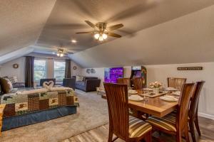 Χώρος καθιστικού στο Baby Bear by HoneyBearCabins