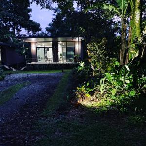 a small house in the middle of a road at Bongalow Villa Sarchi in Sarchí