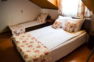 Postel nebo postele na pokoji v ubytování Pensiunea Bety