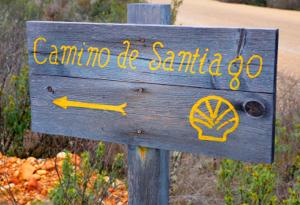 un panneau en bois qui dit campno de santa ana dans l'établissement Escola de Bieite, à Boimorto