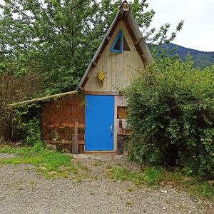ブトゥーにあるCabane dans un pommierの真ん中の青い扉のある家