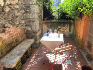 d'une table, de deux chaises et d'un banc sur une terrasse. dans l'établissement Hotel Saini, à Stresa