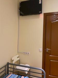 1 dormitorio con 1 cama y TV en la pared en Hostal Granvia 628, en Barcelona