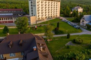 Et luftfoto af Hotel Granit Tatranske Zruby