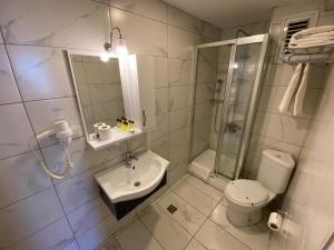 A bathroom at Star City Hotel Még 37 kép