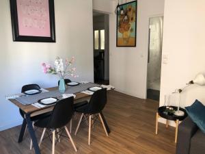 ein Esszimmer mit Tisch und Stühlen in der Unterkunft Magnifique T3 Dans Une Résidence Au Centre De Toulon in Toulon